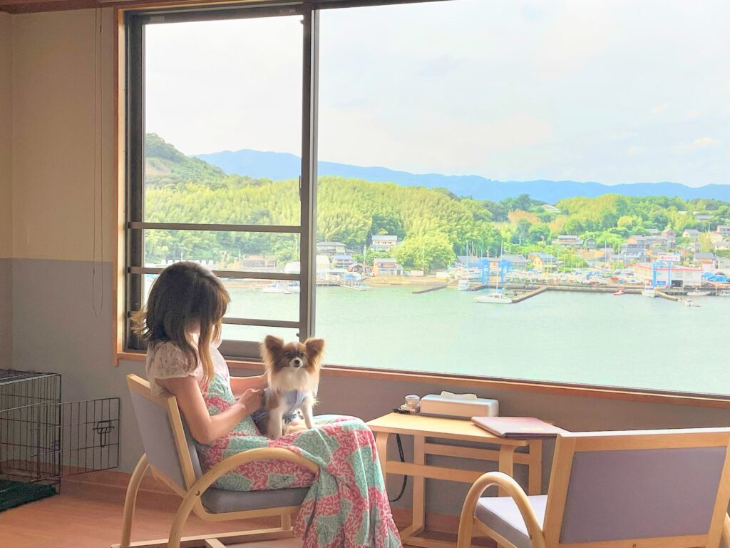 浜名湖を見渡す宿で愛犬と一緒の飼い主