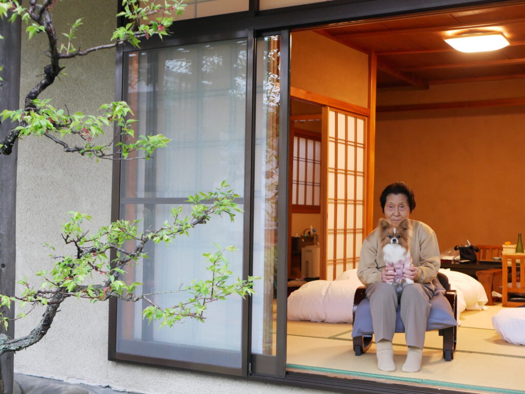 祖母の膝の上で嬉しそうなふわり。