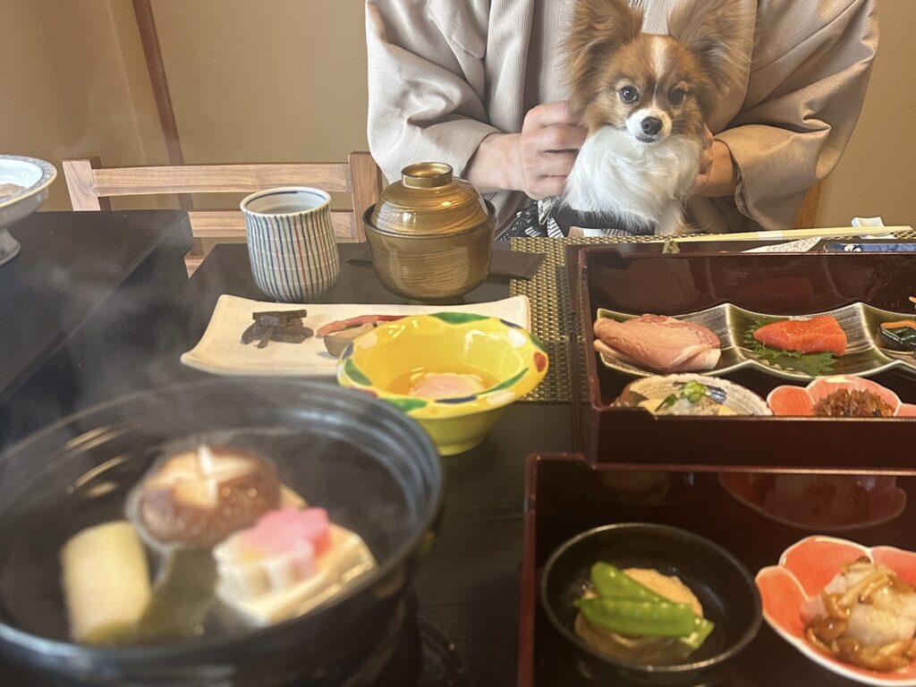 小鉢が並ぶ朝食